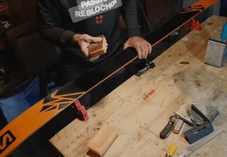 Encerado y afilado de esquis y snowboards.