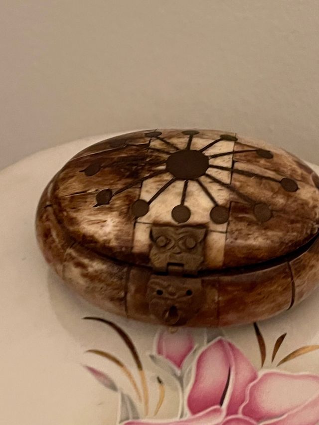 portagioie in osso di cammello ,bello !