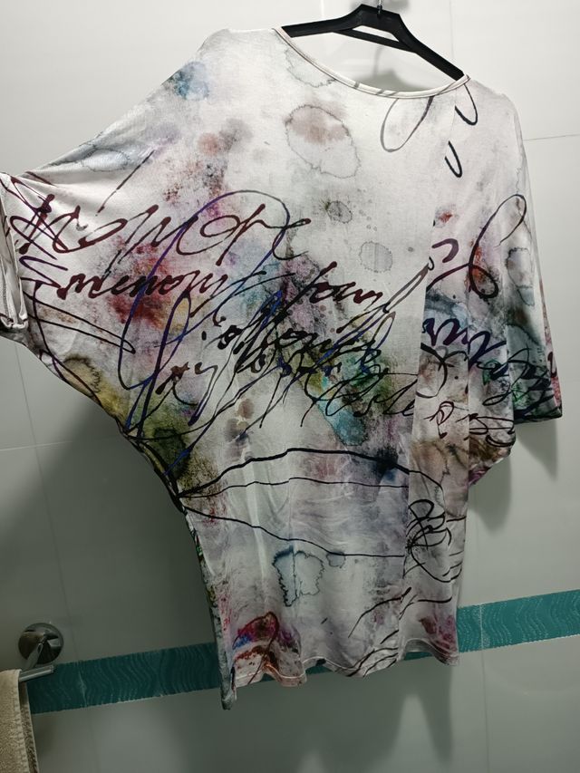 Maglia con scollo sulla schiena