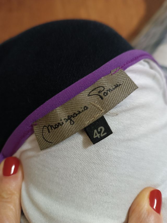 Maglia con scollo sulla schiena