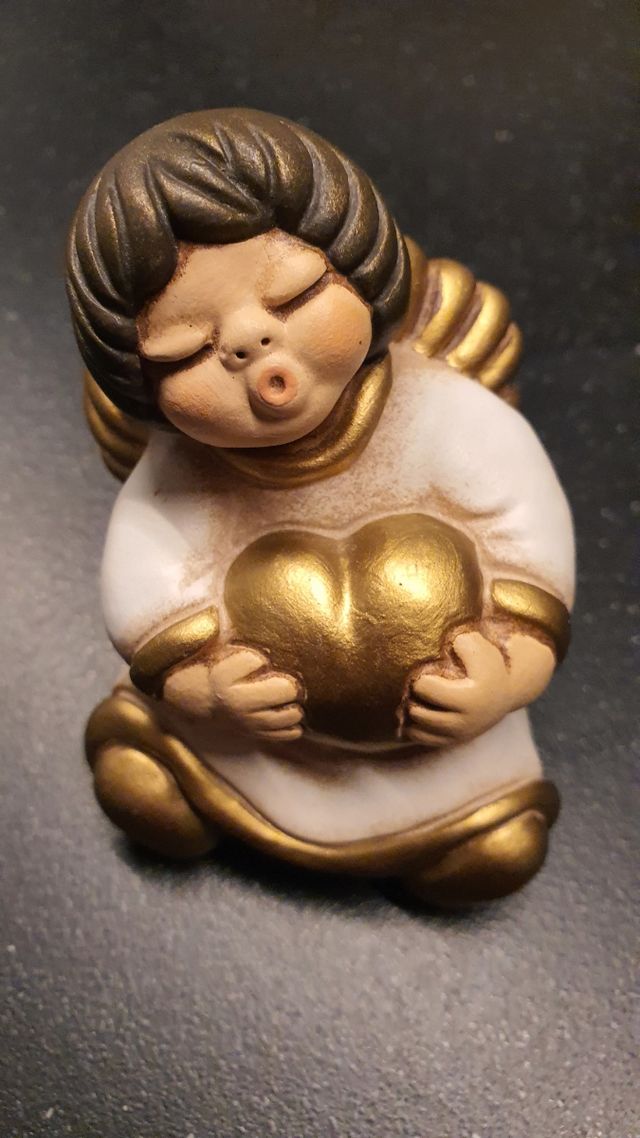 Angelo Thun 8 cm seduto con cuore dorato