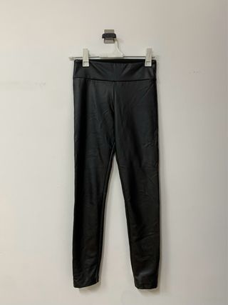Pantalon cuero negro marca Calzedonia