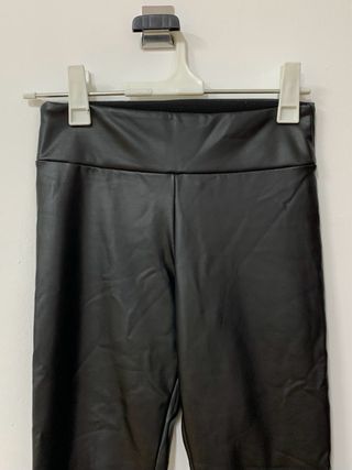 Pantalon cuero negro marca Calzedonia