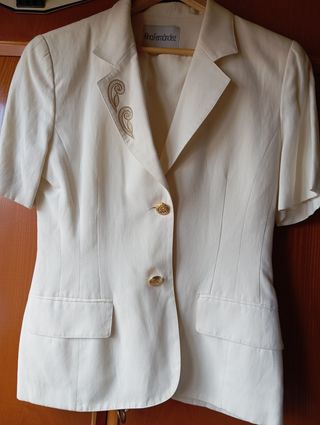 Traje de americana y falda color marfil