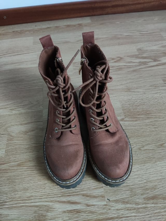 Botas camurça castanhas Stradivarius