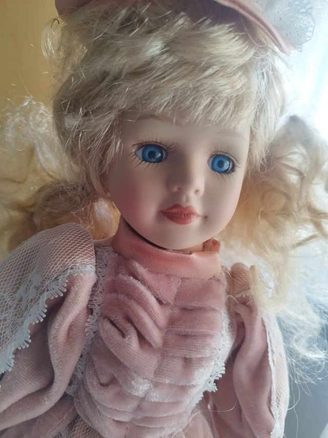 Muñeca antigua de porcelana
