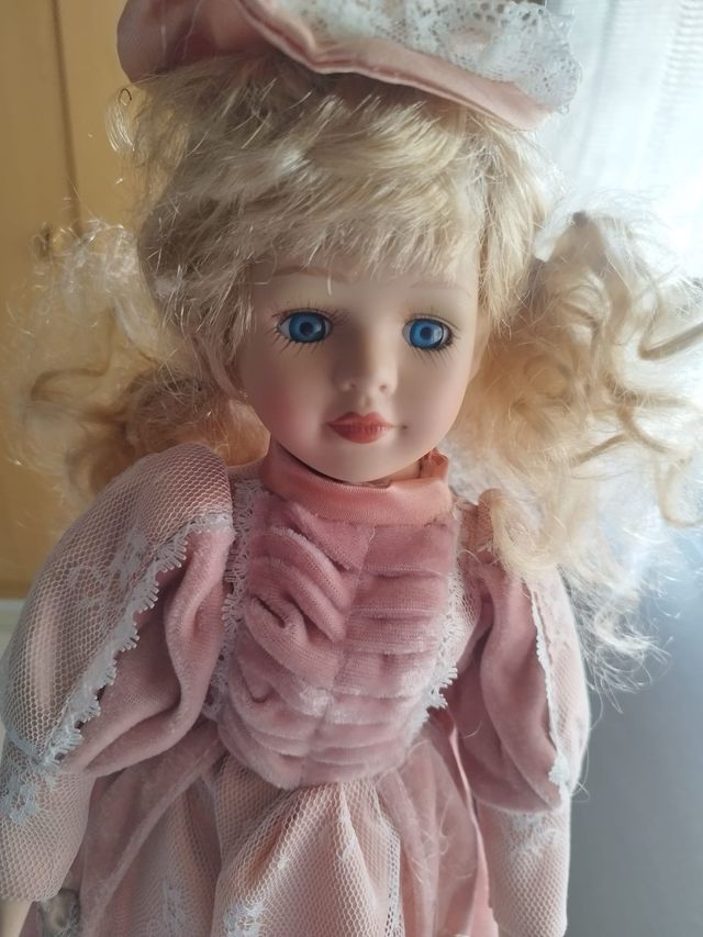 Muñeca antigua de porcelana