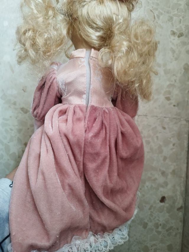 Muñeca antigua de porcelana