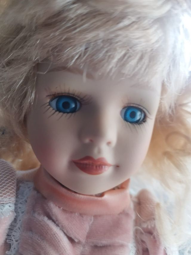 Muñeca antigua de porcelana