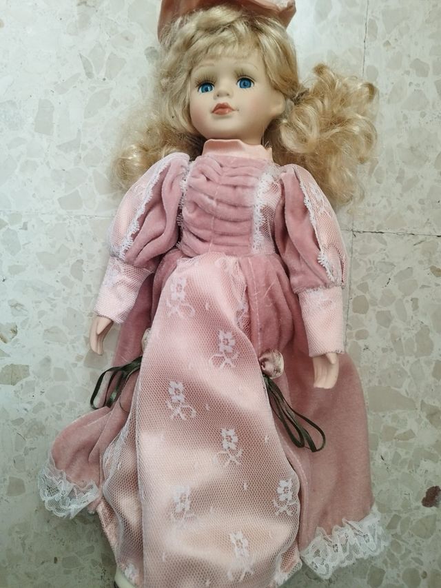 Muñeca antigua de porcelana