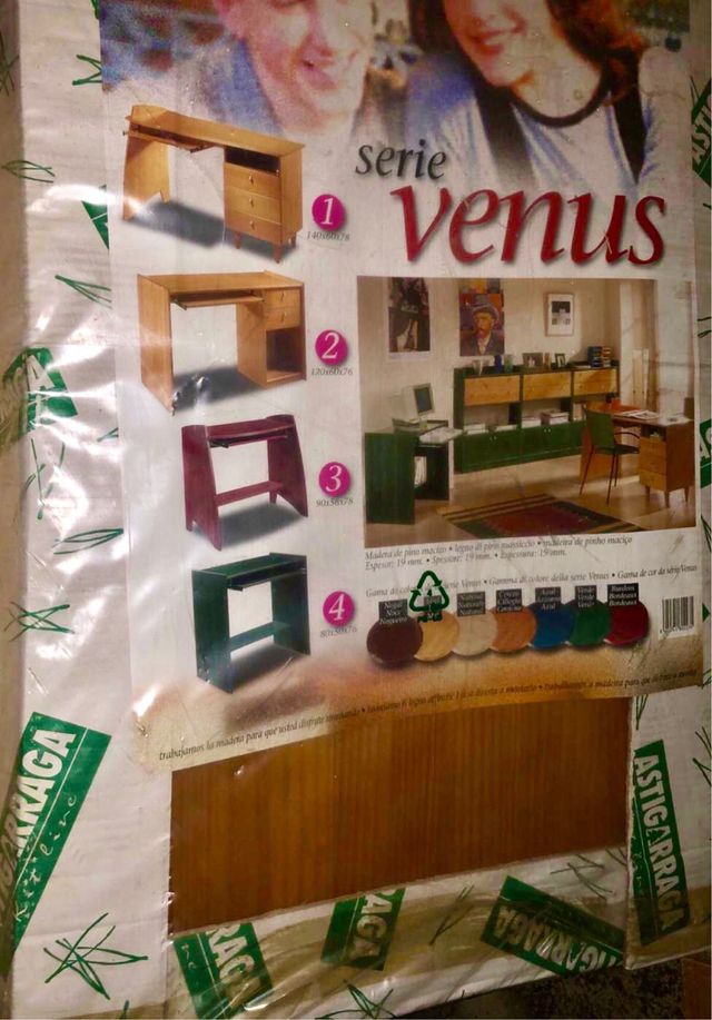 Mesa de madera de pino barnizada miel