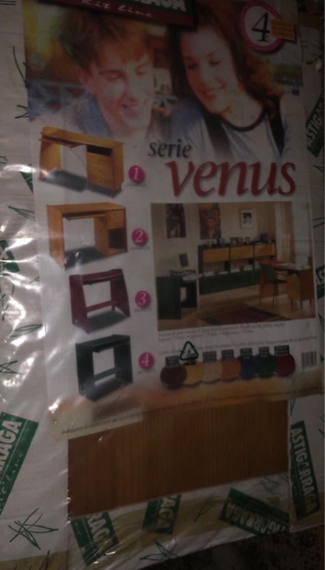 Mesa de madera de pino barnizada miel