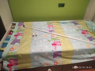 Cortinas infantiles, más edredón a juego.