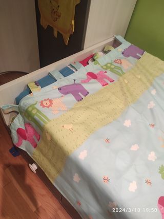 Cortinas infantiles, más edredón a juego.