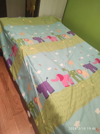 Cortinas infantiles, más edredón a juego.