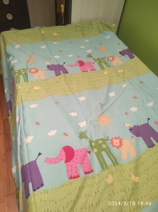 Cortinas infantiles, más edredón a juego.