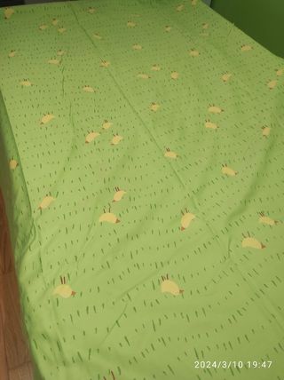 Cortinas infantiles, más edredón a juego.