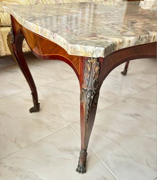 Mesa centro sobre marmol