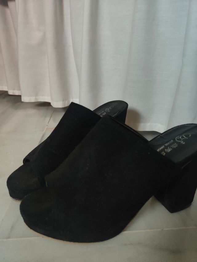 Zapato negro de tacón con plataforma