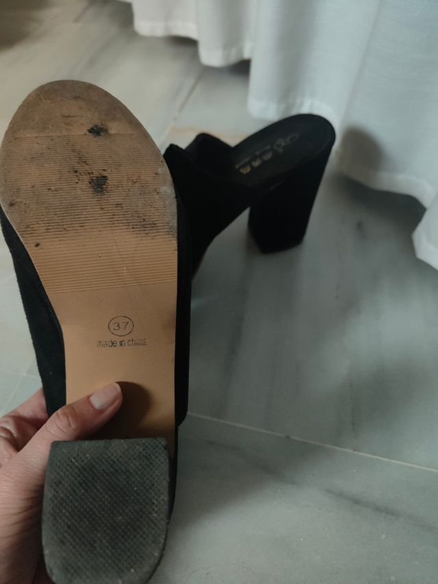 Zapato negro de tacón con plataforma