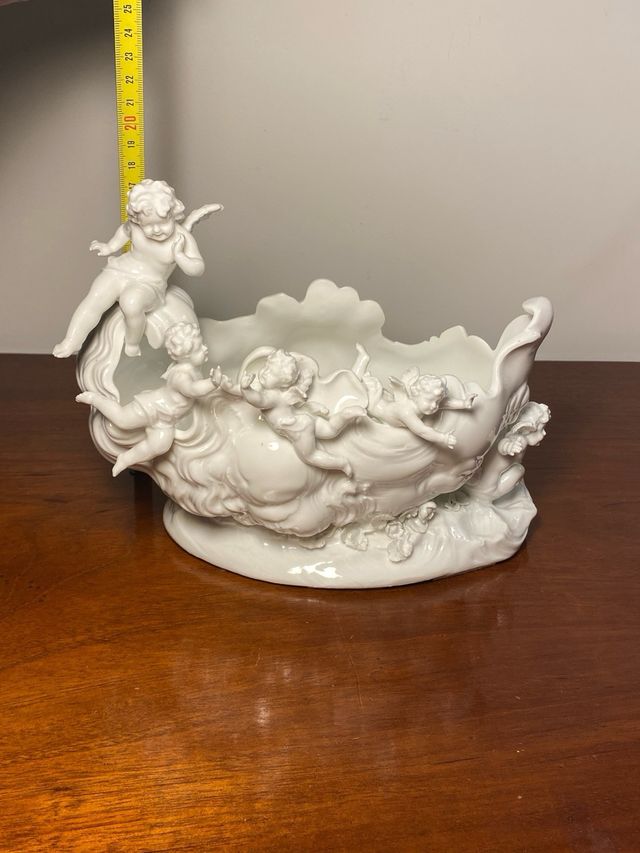 Centro de mesa en porcelana.