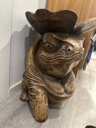 Figura sapo de madera teca.