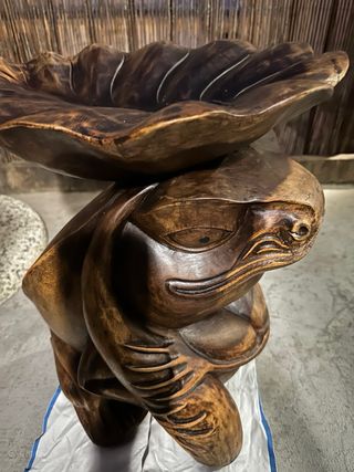 Figura sapo de madera teca.