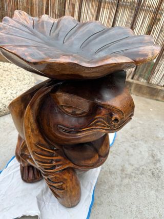 Figura sapo de madera teca.