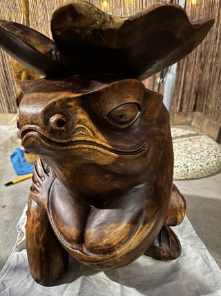 Figura sapo de madera teca.