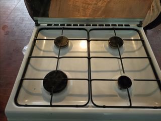 cucina con piano cottura a gas e forno elettrico