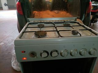 cucina con piano cottura a gas e forno elettrico