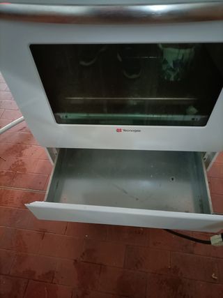 cucina con piano cottura a gas e forno elettrico