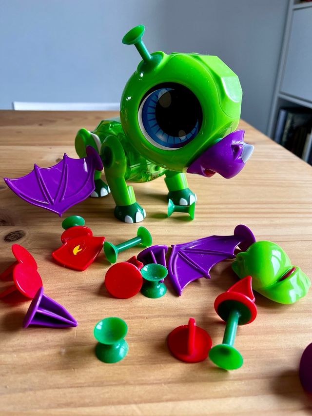 Built a bot. Dragón, dinosaurio.