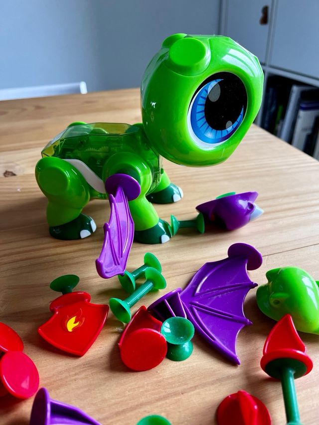 Built a bot. Dragón, dinosaurio.