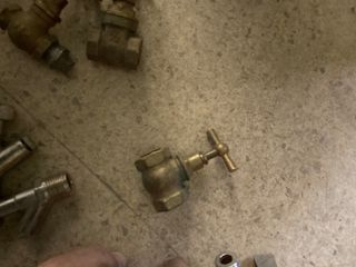 grifos de agua, y llaves de paso de gas varias