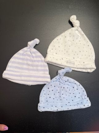 Lote ropa bebe 3 gorros bebe 0-3 meses