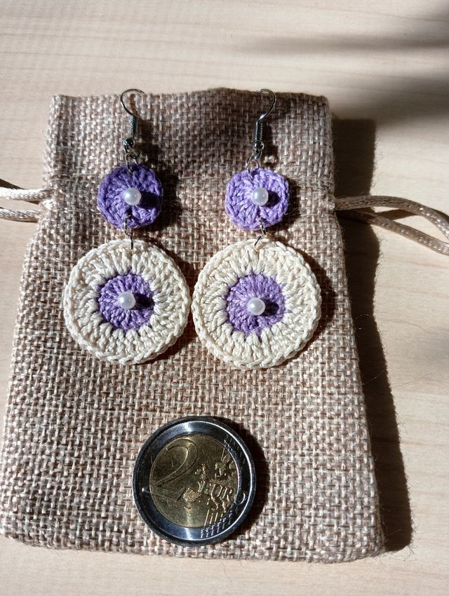 Orecchini rotondi pendenti lilla