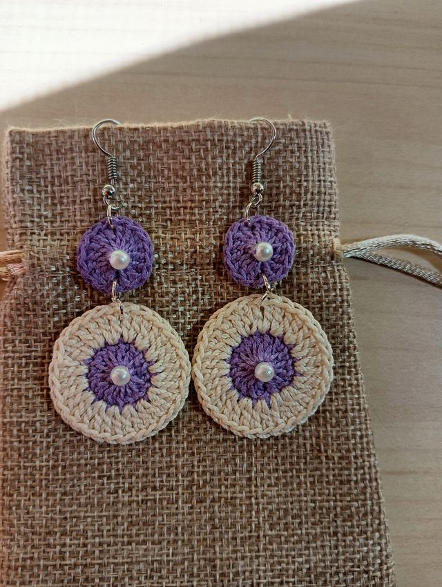 Orecchini rotondi pendenti lilla