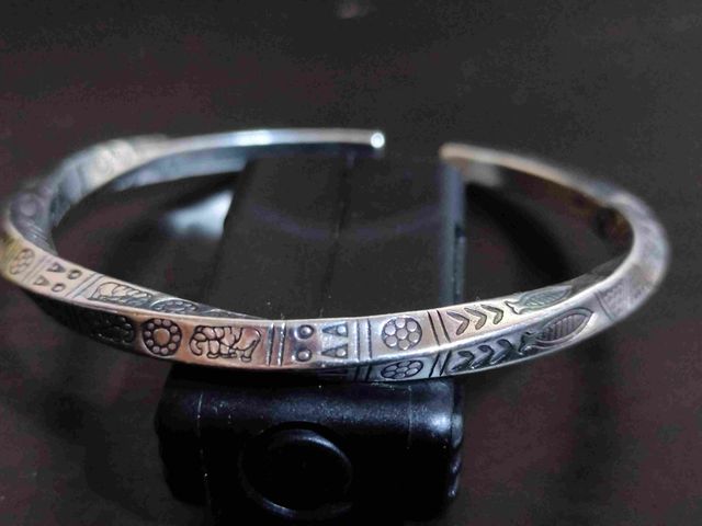 Pulsera ajustable con simbología extraña nueva
