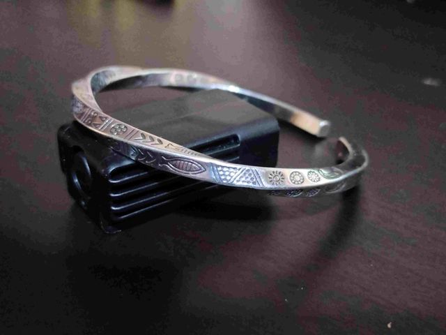 Pulsera ajustable con simbología extraña nueva