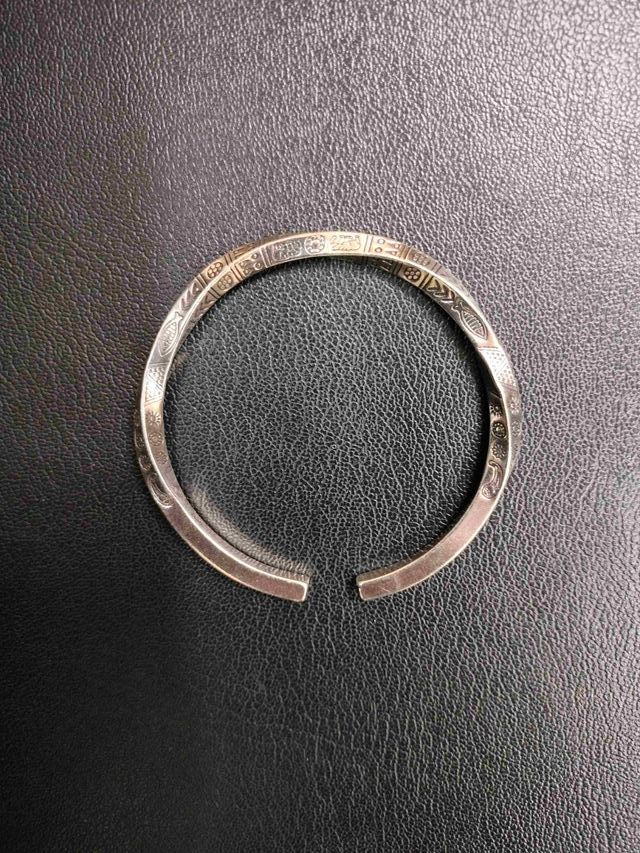 Pulsera ajustable con simbología extraña nueva