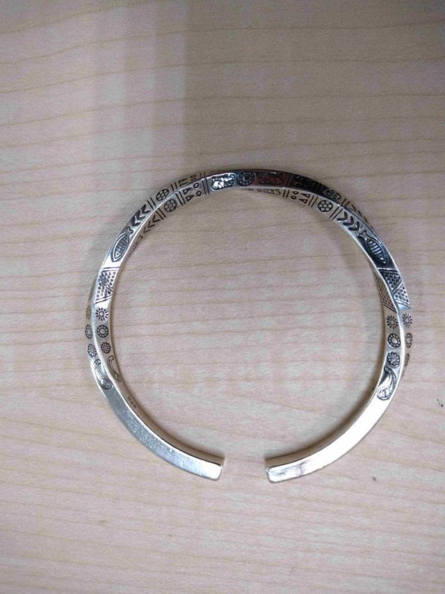 Pulsera ajustable con simbología extraña nueva