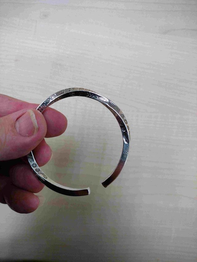 Pulsera ajustable con simbología extraña nueva