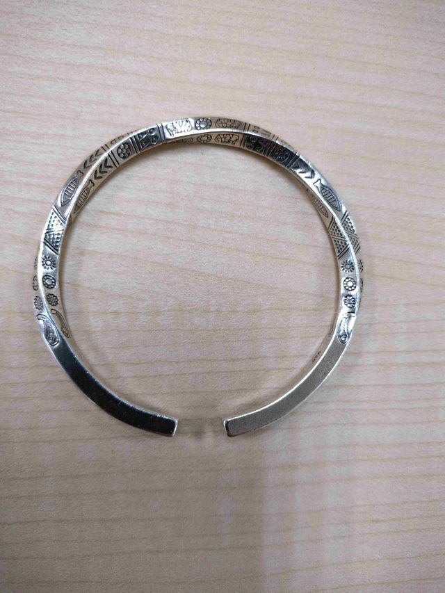 Pulsera ajustable con simbología extraña nueva