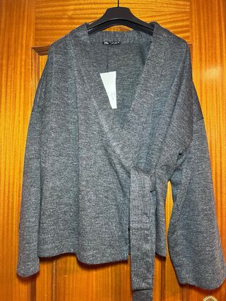 Chaqueta Kimono gris lazada zara 