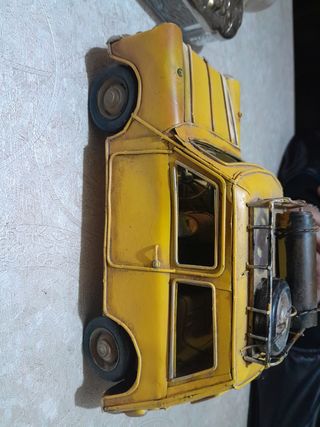 Coche  de juguete antiguo