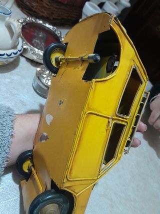 Coche  de juguete antiguo