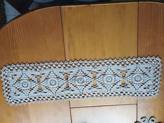 Lote camino de mesa y tapetes de ganchillo