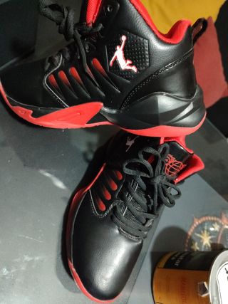Zapatillas negra y rojo