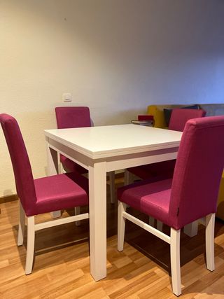 Mesa extensible y 4 sillas